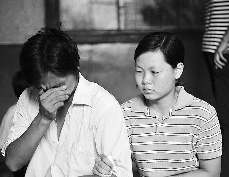 为遇难亲人伤心。本报记者 邓小卫 摄