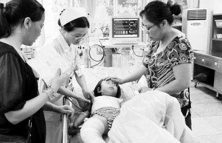 4岁女童从16楼坠下仅右腿骨折(图)