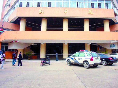 图书管理员刀刺自习学生 行凶后猛刺自己腹部