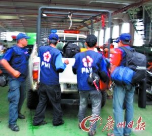 印尼苏门答腊发生7.7级强震 3米巨浪冲击村庄