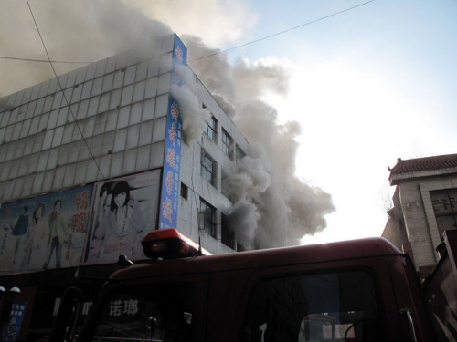 吉林市商厦发生火灾17人死亡(组图)