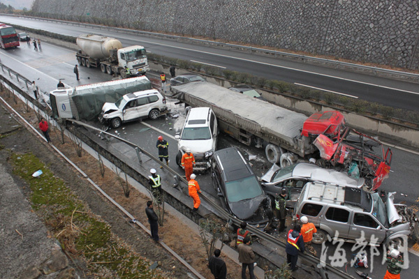 福银高速尤溪段数车连环相撞 三人身亡(组图)