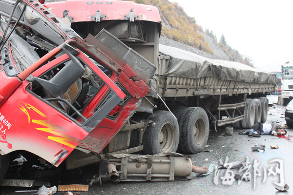 福银高速尤溪段数车连环相撞 三人身亡(组图)