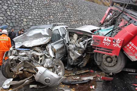 福银高速尤溪段数车连环相撞 三人身亡(组图)