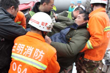 福银高速尤溪段数车连环相撞 三人身亡(组图)