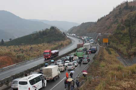 福银高速尤溪段数车连环相撞 三人身亡(组图)