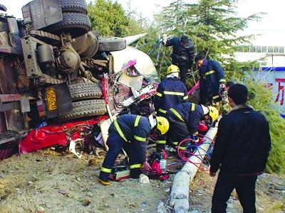 婚车与大货车相撞 新郎与姐姐姐夫身亡(图)