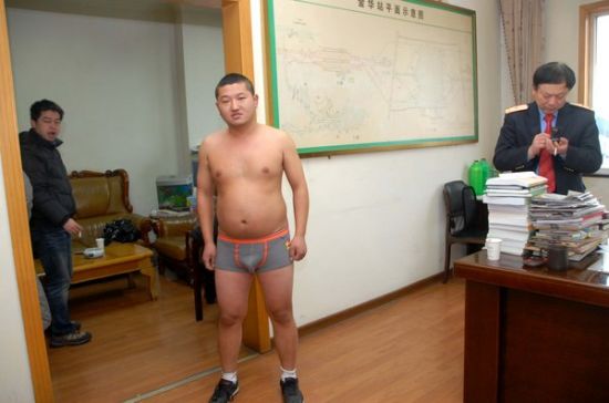 站长室里抗议的陈伟伟。CFP供图