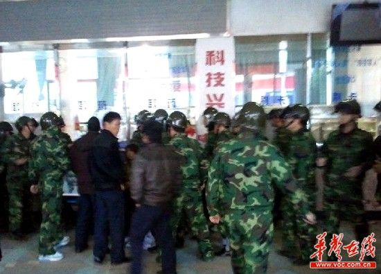 男婴在医院输液时死亡 院方扮警察抢尸殴打家属