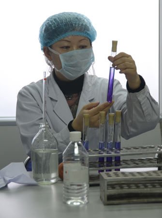4月24日,依兰县疾控中心检验员对抽查水样进行检测。新华社记者潘祺摄