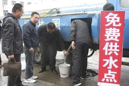 4月24日,依兰县政府组织各部门为居民提供饮用水。新华社发(肖劲彪摄)