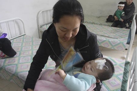 4月24日,一名妇女在依兰县人民医院照料受水污染影响的孩子。新华社发(肖劲彪摄)