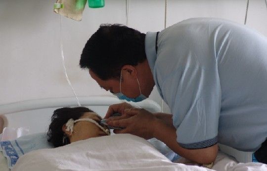 徐先生正在为妻子做护理。