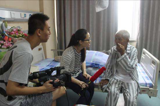 百岁抗战老兵在南宁爱尔眼科医院重获光明