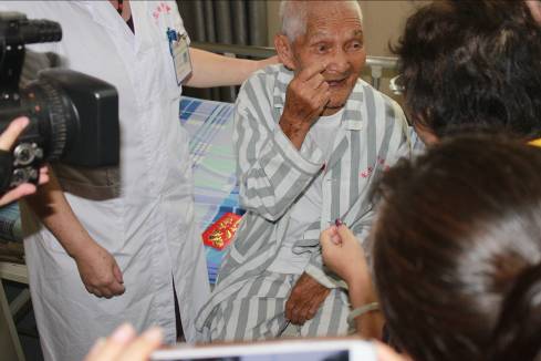 百岁抗战老兵在南宁爱尔眼科医院重获光明