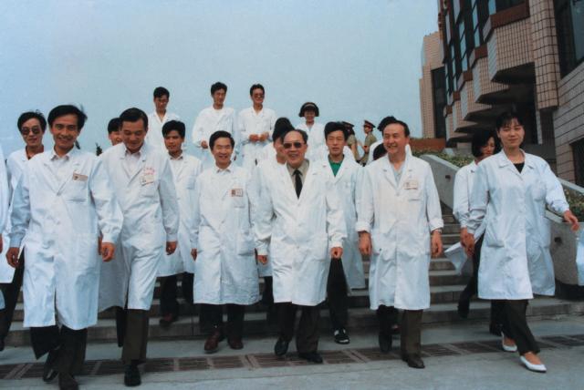 吴孟超院士和他的东方肝胆外科团队.jpg