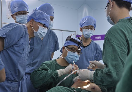 穆大力教授在演示乳房修复手术,学员们看得聚精会神.