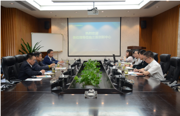 中关村医学工程转化中心主任张志宽莅温,与医科洽谈合作事宜