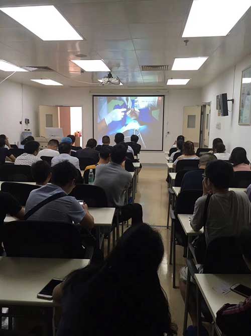 贵州省整形美容协会秘书长郑庆桂为整形界同道做眼综合整形手术直播