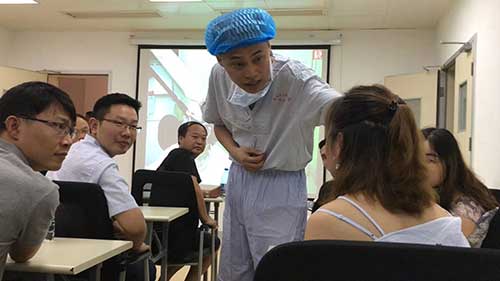 贵州省整形美容协会秘书长郑庆桂为整形界同道做眼综合整形手术直播