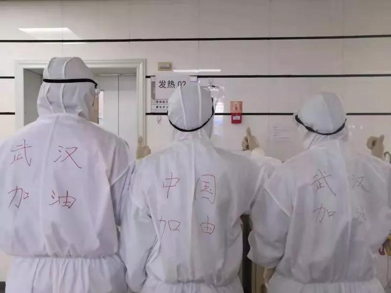 在抗击新型冠状病毒肺炎一线的整形外科医生们